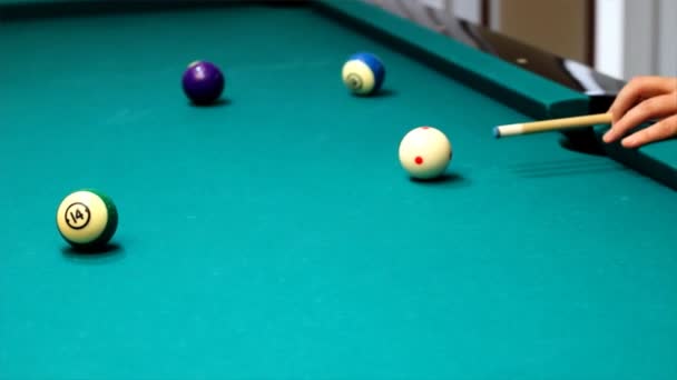 Mann spielt Billard — Stockvideo