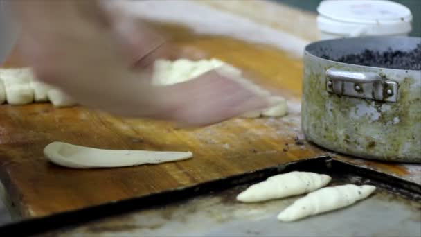 Pekař připravuje chutné rohlíky — Stock video