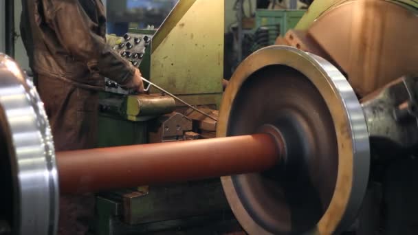 Homme vérifiant le processus de travail des métaux — Video