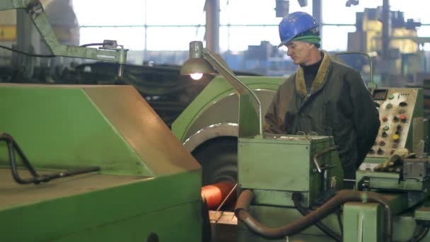 Metalurgia sobre torno en una fábrica — Vídeos de Stock
