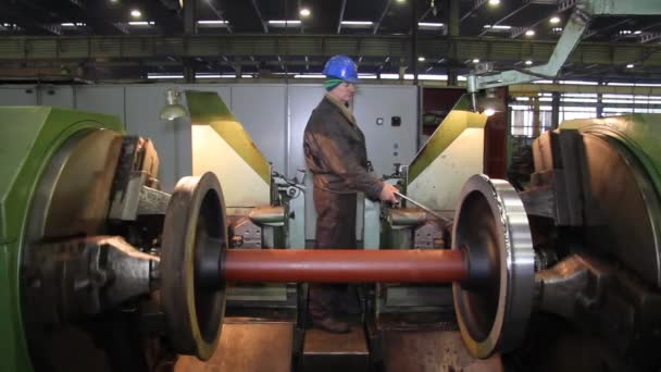 Trabajador en la fábrica de torno — Vídeos de Stock