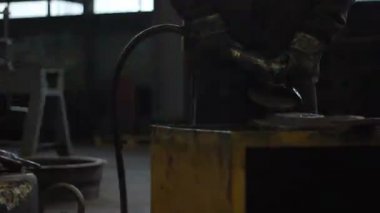 Çelik işçisi ve taşlama tekerleği