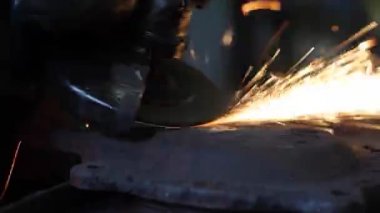 Çelik işçisi ve taşlama tekerleği