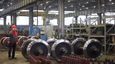 İşçi tekerlekler denetler