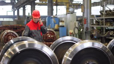 İşçi tekerlekleri kontrol eder.