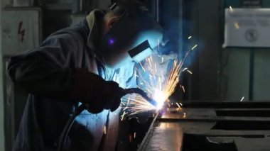 İşçi kaynak çelik plaka
