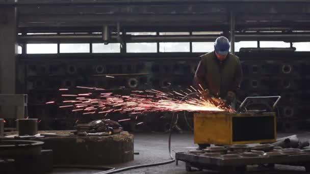 Worker and grinding wheel — Stock Video