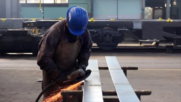Steel worker and grinding wheel — Stock Video