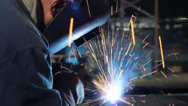 Werknemer weld stalen plaat — Stockvideo