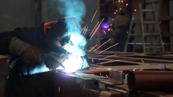 Werknemer weld stalen plaat — Stockvideo