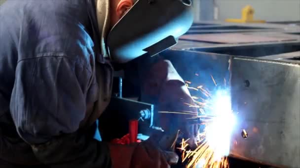 Werknemer weld stalen plaat — Stockvideo