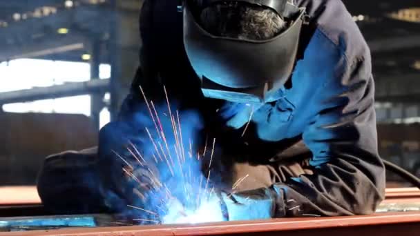 Placa de acero de soldadura del trabajador — Vídeos de Stock