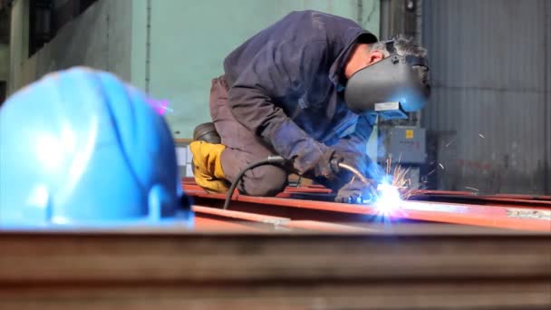 Placa de acero de soldadura del trabajador — Vídeos de Stock