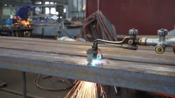 Workers cutting metal — Stock Video