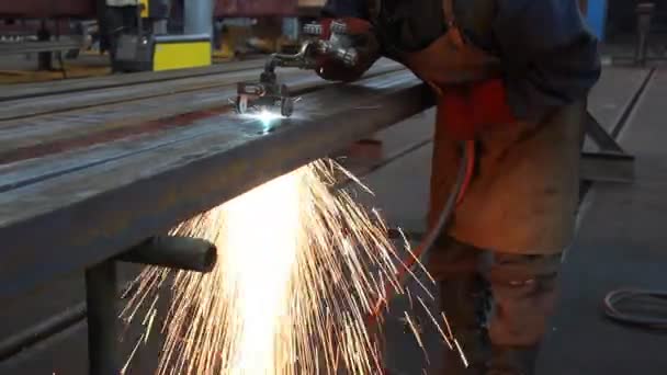 Worker cutting metal — Stock Video