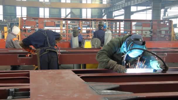 Werknemers snijden van metaal — Stockvideo