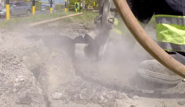 Matkap kullanarak roadworks inşaat işçileri