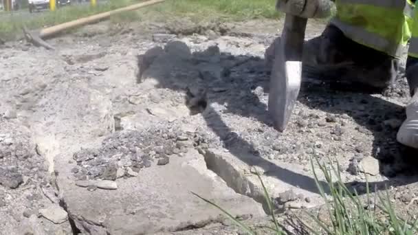 Pracowników budowlanych budownictwo drogowe za pomocą jackhammer — Wideo stockowe