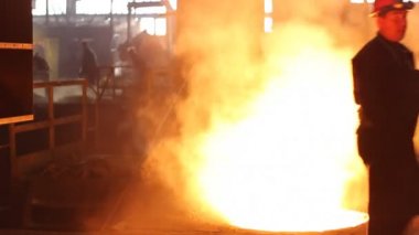 Döküm, demir eritme çalışmak,