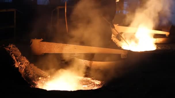 Ciężka praca w odlewni, topnienia żelaza — Wideo stockowe