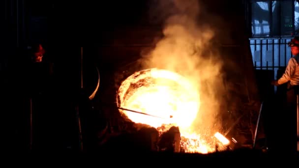 Harte Arbeit in einer Gießerei, wo Eisen geschmolzen wird — Stockvideo