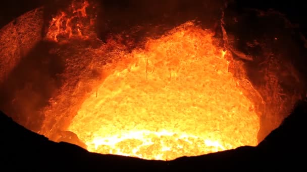 铸造，熔炼炉中铁 — 图库视频影像