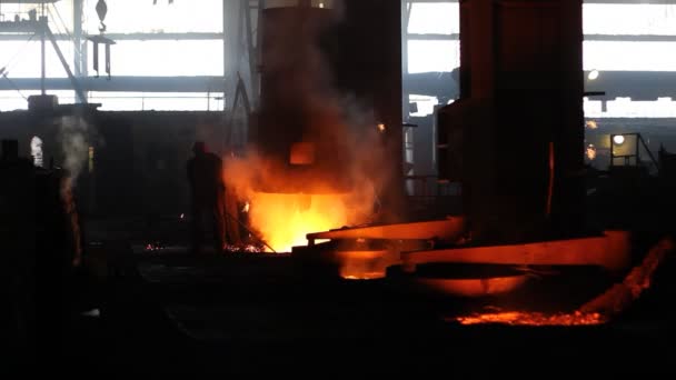 Hard werken in een gieterij, ijzer smelten — Stockvideo