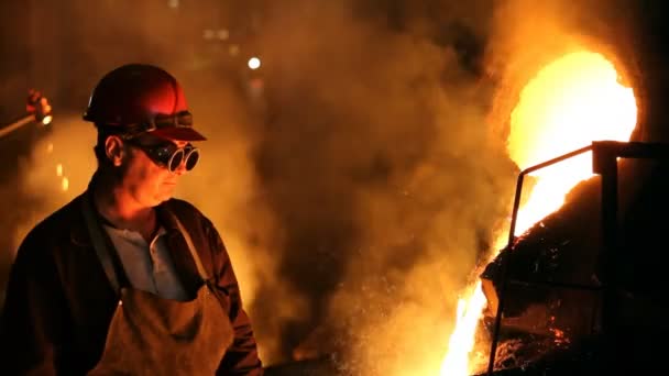 铸造，熔炼炉中铁 — 图库视频影像