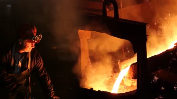 Gieterij, smelten van ijzer in ovens — Stockvideo
