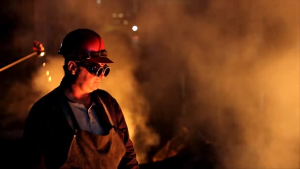 Travailleur avec lunettes de sécurité dans une fonderie — Video