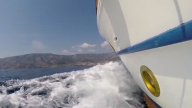 Beyaz yelkenli tekne