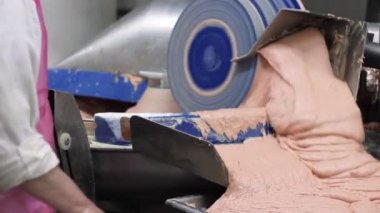 Adam et fabrikasında çalışıyor