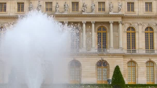 Pałac w Wersalu, fontanna i ogród w Paryżu Francja — Wideo stockowe