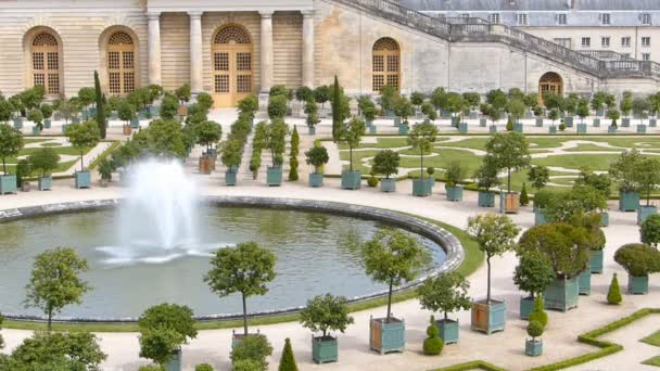 Palác ve Versailles, fontány a zahrada v Paříži Francie — Stock video
