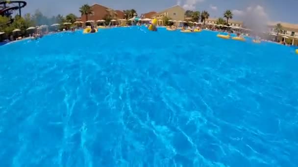 Pessoas relaxando na piscina com ondas — Vídeo de Stock