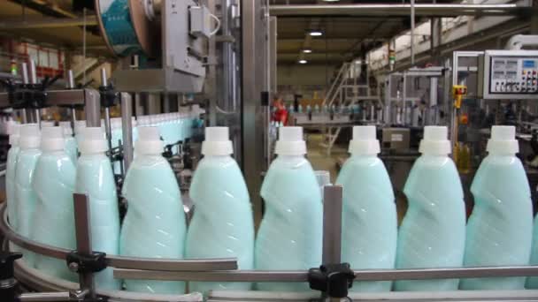 Detergente liquido sulla linea di produzione — Video Stock