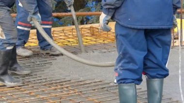 üniformalı yüzey tesviye işçi