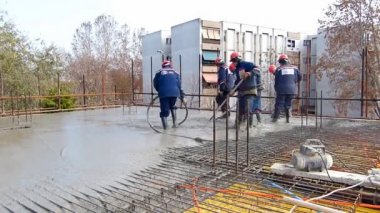 üniformalı yüzey tesviye işçi