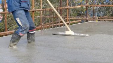 üniformalı yüzey tesviye işçi