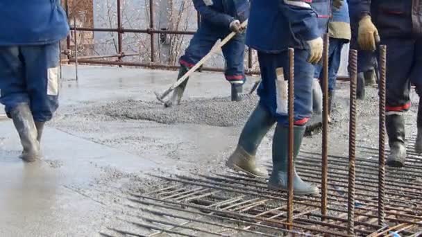 Trabalhadores em superfície de nivelamento uniforme — Vídeo de Stock