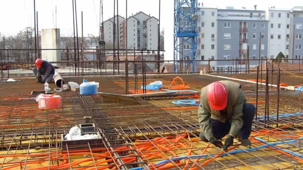 Los trabajadores de fijación de cables — Vídeos de Stock