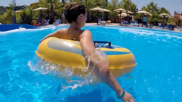 파도 함께 수영장에서 편안한 여자 — 비디오