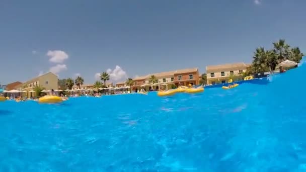 Les gens se détendre dans la piscine avec des vagues — Video