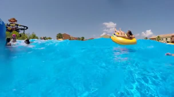 Люди, розслаблюючий басейн з хвилями — стокове відео
