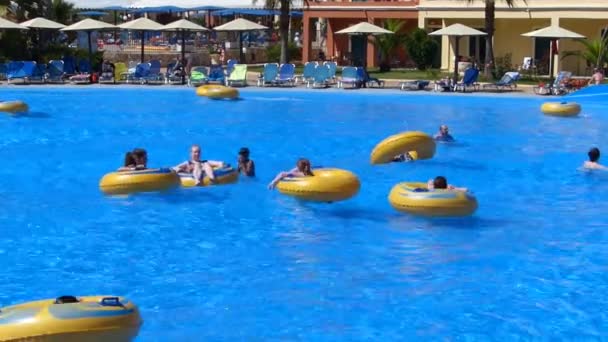 Pessoas relaxando na piscina com ondas — Vídeo de Stock