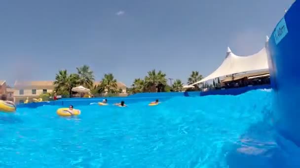 Pessoas relaxando na piscina com ondas — Vídeo de Stock