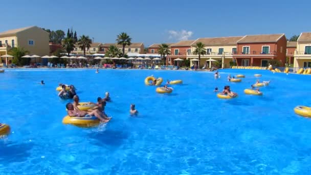 Orang-orang bersantai di kolam renang dengan gelombang — Stok Video
