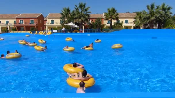 Mensen ontspannen in het zwembad met golven — Stockvideo