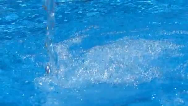 Klares Wasser im Schwimmbad — Stockvideo