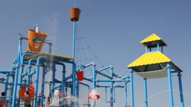 su rides Park'ta rahatlatıcı insanlar